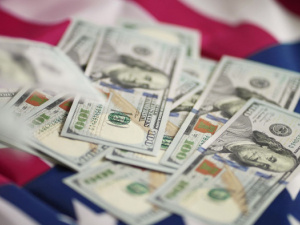 الدولار يتراجع وسط ترقب لقرارات "الفيدرالي" ومخاوف التضخم