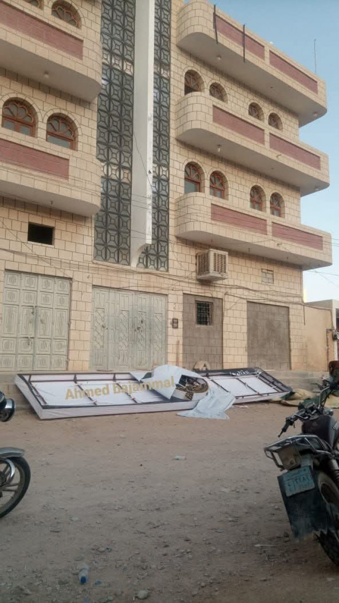 داهمت القوات المدعومة سعوديا، مساء اليوم الاثنين، مقر القيادة المحلية للمجلس الانتقالي الجنوبي في مدينة سيئون، بعد ساعات فقط من تدشينه رسمياً.. وفي تحدٍ سافر لإرادة أبناء حضرموت، مزقت القوات المعتدية اللوحات الرسمية ونكست الأعلام الجنوبية أمام واجهة المقر، تزامنا مع دخول تعزيزات عسكرية من "الطوارئ اليمنية" لسيئون برايات "درع الوطن".. للتفاصيل. اقرأ المزيد من المشهد العربي 