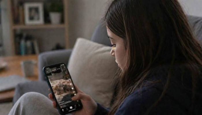 بريطانيا تتجه لحظر استخدام وسائل التواصل لمن هم دون 16 عاما 