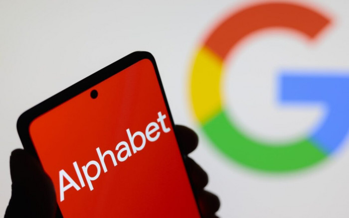 سهم ألفابت يقفز 10% بفضل عوائد الذكاء الاصطناعي 