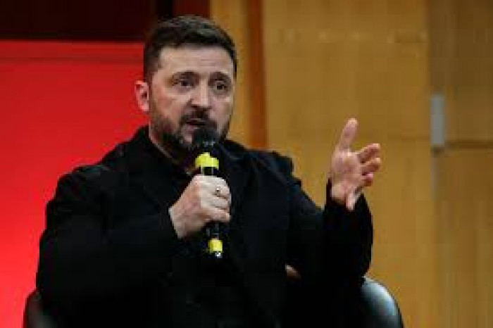 زيلينسكي: أوكرانيا استهدفت ناقلتي نفط من أسطول الظل قرب ميناء روسي 