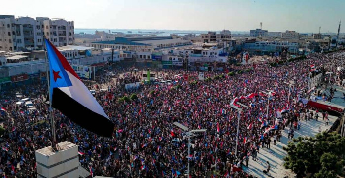 احتضنت العاصمة عدن، اليوم الاثنين، مليونية شعبية لإحياء الذكرى التاسعة لتفويض شعب الجنوب للرئيس عيدروس الزُبيدي، رئيس المجلس الانتقالي للجنوب العربي، عبر إعلان عدن التاريخي.. وتوافدت الحشود بمشهد عكس مكانة الذكرى في وجدان أبناء الجنوب، في زحف جماهيري إلى ساحة العروض بمديرية خورمكسر، وسط تفاعل شعبي واسع مع المناسبة الوطنية المحورية، التي تمثل محطة فارقة في مسار القضية الجنوبية.. استمعت الحشود لكلمة الرئيس عيدروس الزُبيدي، التي ألقاها مساء أمس بهذه المناسبة، ورفع المشاركون أعلام الجنوب وصور القيادة، وسط ترديد شعارات التأييد لمواصلة مرحلة التحرير واستعادة الدولة.. كما حملت الحشود لافتات تعبّر عن التمسك بالثوابت السياسية للمجلس، واستمرار دعم جهود القيادة في تمثيل تطلعات شعب الجنوب.. وأُلقيت عدد من الكلمات عن المجلس والاتحادات ومنظمات المجتمع الجنوبي 