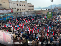 احتفالا بذكرى إعلان عدن.. حشود جماهيرية بساحة "سكة يعقوب" في المكلا