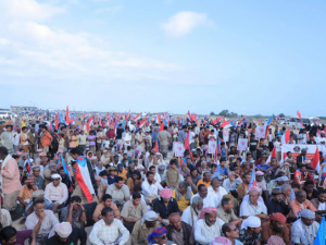 جماهير المهرة تجدد التفويض الشعبي للرئيس الزُبيدي
