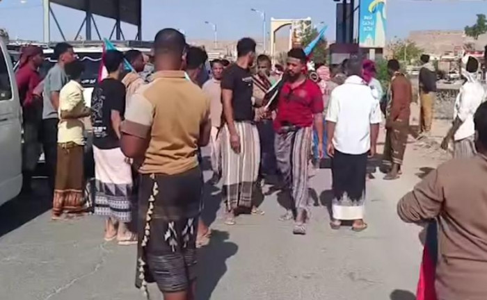 منعت قوات مدعومة سعودياً في نقطة الغرف، اليوم الخميس، وصول مواكب جماهيرية من مديريتي تريم وساه إلى مدينة سيئون للمشاركة في مليونية إعلان عدن التاريخي. حضرموت تجدد التفويض لعيدروس مايو نجدد التفويض لعيدروس الاحتشاد لتجديد التفويض للزبيدي المشهد العربي للتفاصيل. اقرأ المزيد من المشهد العربي 