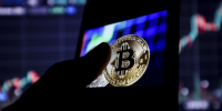 بيتكوين تتراجع دون مستويات الـ 81 ألف دولار