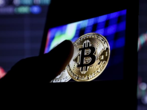 بيتكوين تتراجع دون مستويات الـ 81 ألف دولار