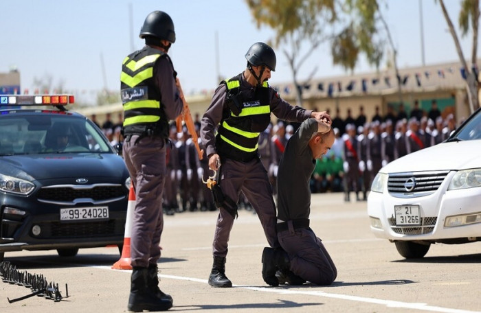 تمهيداً لنشرهم في السويداء.. الأردن تعلن تخريج 300 عنصر أمن سوري تمهيداً لنشرهم في السويداء.. الأردن تعلن تخريج 300 عنصر أمن سوري