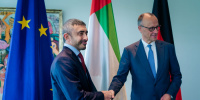 عبدالله بن زايد يلتقي المستشار الألماني في برلين