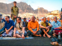 هرهرة والحالمي يؤديان صلاة العيد مع جموع المواطنين في المعلا