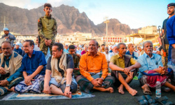 هرهرة والحالمي يؤديان صلاة العيد مع جموع المواطنين في المعلا