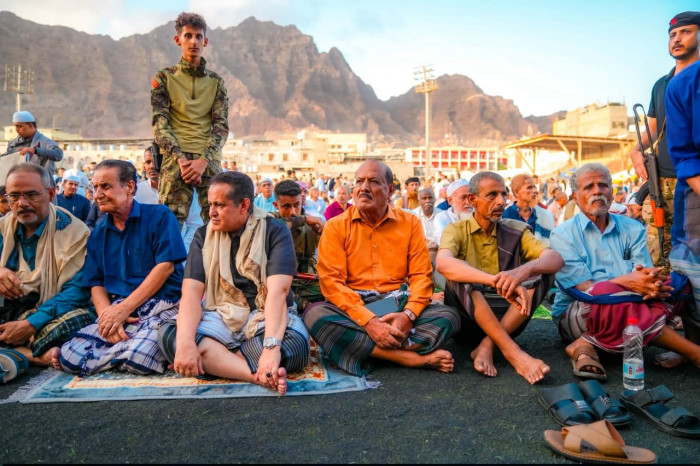 هرهرة والحالمي يؤديان صلاة العيد مع جموع المواطنين في المعلا 