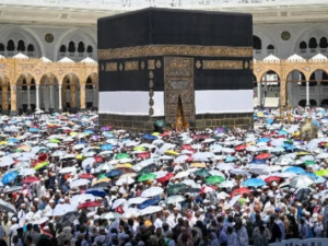 الحجاج المتعجلون يؤدون طواف الوداع