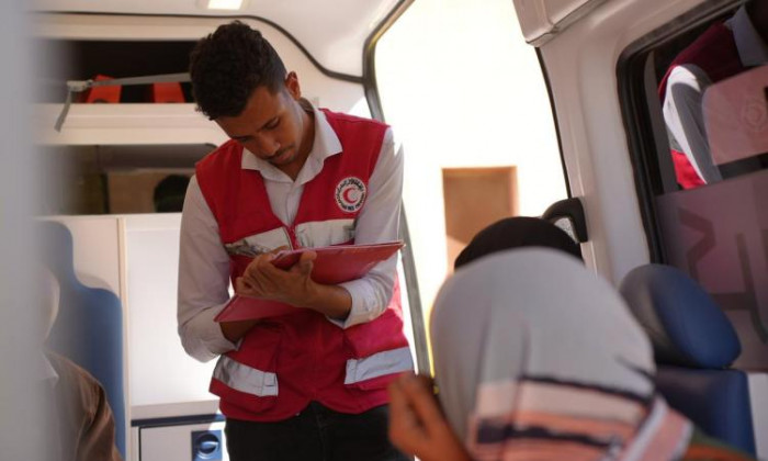 الهلال الأحمر المصري يستقبل الدفعة الـ45 من المصابين الفلسطينيين 