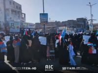 حرائر عدن ينددن بتدهور الخدمات الأساسية خلال وقفة احتجاجية