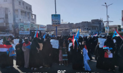 حرائر عدن ينددن بتدهور الخدمات الأساسية خلال وقفة احتجاجية
