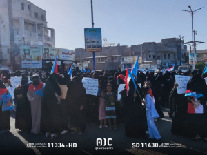 حرائر عدن ينددن بتدهور الخدمات الأساسية خلال وقفة احتجاجية