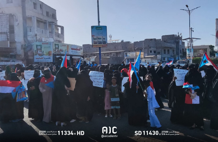 حرائر عدن ينددن بتدهور الخدمات الأساسية خلال وقفة احتجاجية 