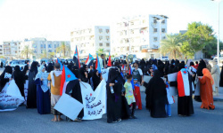 خلال وقفة حاشدة.. نساء عدن يطالبن بإنهاء الأزمات الخدمية والمعيشية