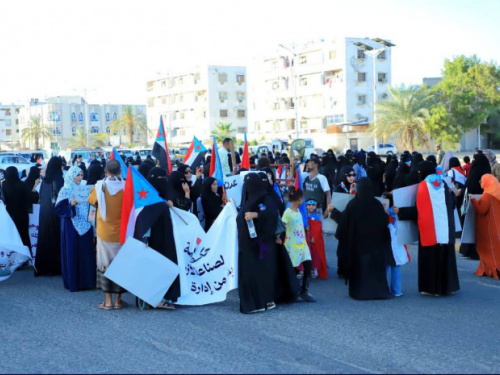 خلال وقفة حاشدة.. نساء عدن يطالبن بإنهاء الأزمات الخدمية والمعيشية