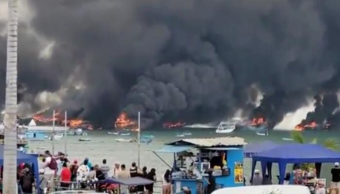 حريق هائل يلتهم عشرات قوارب الصيد في الإكوادور ويصيب شخصين 