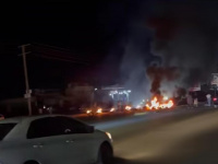 محتجون في فوة يقطعون الطريق العام احتجاجا على انهيار الخدمات
