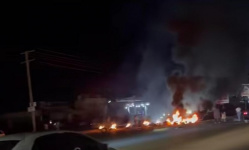 محتجون في فوة يقطعون الطريق العام احتجاجا على انهيار الخدمات