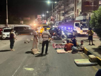 مواطنون يفترشون الأرض بالمعلا وكريتر احتجاجا على تدهور الكهرباء