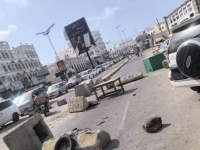 محتجون يقطعون الطرق في المكلا ردا على تردي الأوضاع