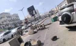 محتجون يقطعون الطرق في المكلا ردا على تردي الأوضاع