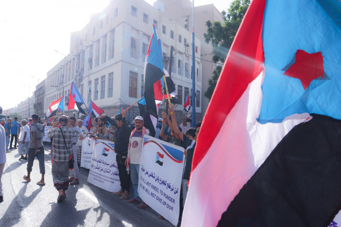 الجنوب العربي.. روح متقدة وتلاحم شعبي يكسر قيد "حرب الخدمات" الجنوب العربي.. روح متقدة وتلاحم شعبي يكسر قيد "حرب الخدمات"