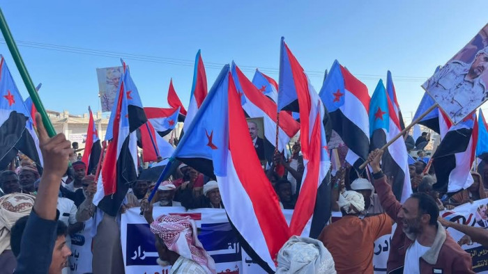 غليان في الشارع الجنوبي.. التفاهمات السعودية – الحوثية تهدد مكتسبات دحر المد الإيراني غليان في الشارع الجنوبي.. التفاهمات السعودية – الحوثية تهدد مكتسبات دحر المد الإيراني