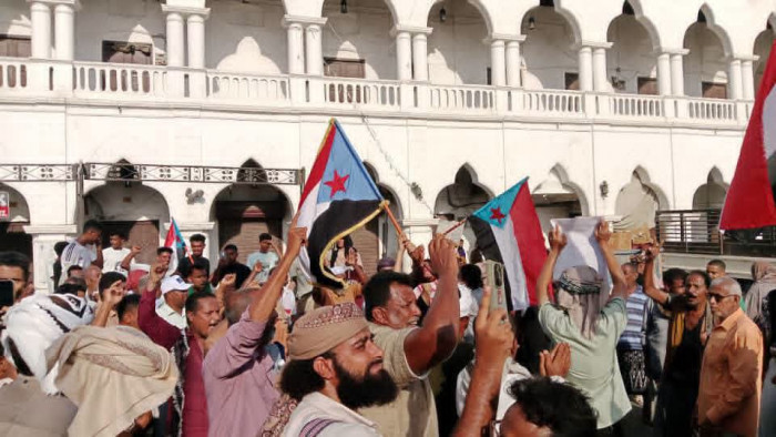 توافد الجماهير إلى ساحة الدلة للمشاركة بمليونية رفض الوصاية 