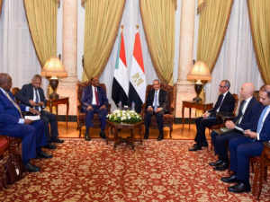 وزير الخارجية المصري يبحث مع نظيره السوداني سبل تعزيز العلاقات الثنائية