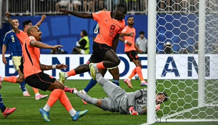 منتخب هولندا يتقدم بهدفين على نظيره السويدي منتخب هولندا يتقدم بهدفين على نظيره السويدي
