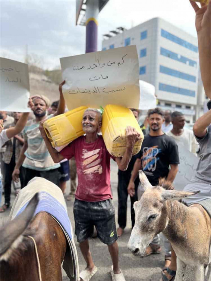 وقفة احتجاجية سلمية في صيرة تنديدا بأزمة المياه وقفة احتجاجية سلمية في صيرة تنديدا بأزمة المياه