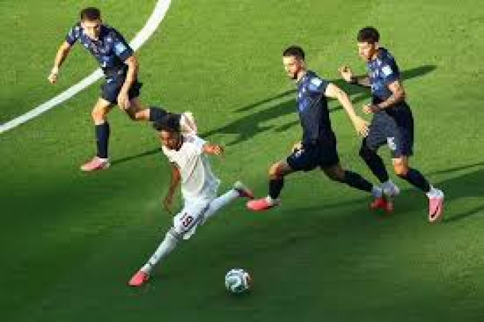 أوجارتي لاعب أوروجواي يتعرض لإصابة خطيرة في ركبته بكأس العالم