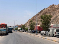 مواطنون يوقفون ناقلات نفط في ديس المكلا احتجاجا على انهيار الخدمات