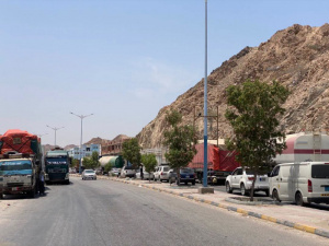 مواطنون يوقفون ناقلات نفط في ديس المكلا احتجاجا على انهيار الخدمات