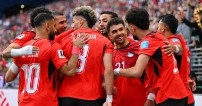 منتخب مصر يهدي جامعة جونزاجا قمصان الفريق 