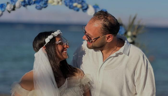 بعد 5 سنوات من الزواج.. محمد علي رزق يفاجئ زوجته بحفل زفاف مؤجل في دهب 