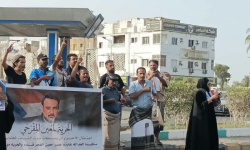 جماهير عدن تحتشد في خورمكسر للمطالبة بإطلاق سراح القائد المقرحي