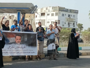 جماهير عدن تحتشد في خورمكسر للمطالبة بإطلاق سراح القائد المقرحي