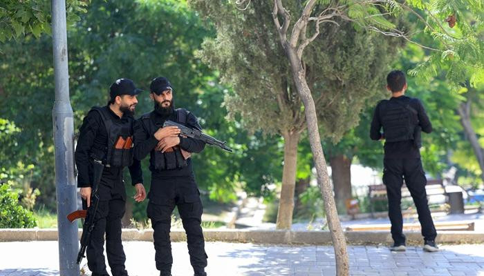 بعد ساعات من وصوله.. انفجارات تهز محيط إقامة ماكرون في دمشق