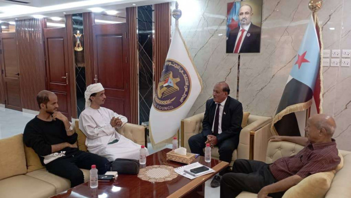 هرهرة يطمئن على الناشط بافاضل بعد إصابته بمليونية 7 يوليو هرهرة يطمئن على الناشط بافاضل بعد إصابته بمليونية 7 يوليو