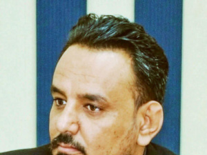 زوجة القائد المقرحي تنفي الإفراج عنه وتدعو لتحري الدقة