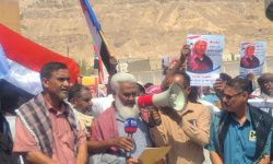 وقفة احتجاجية بسيئون رفضا للإفراج عن إرهابيين في صفقة أسرى 