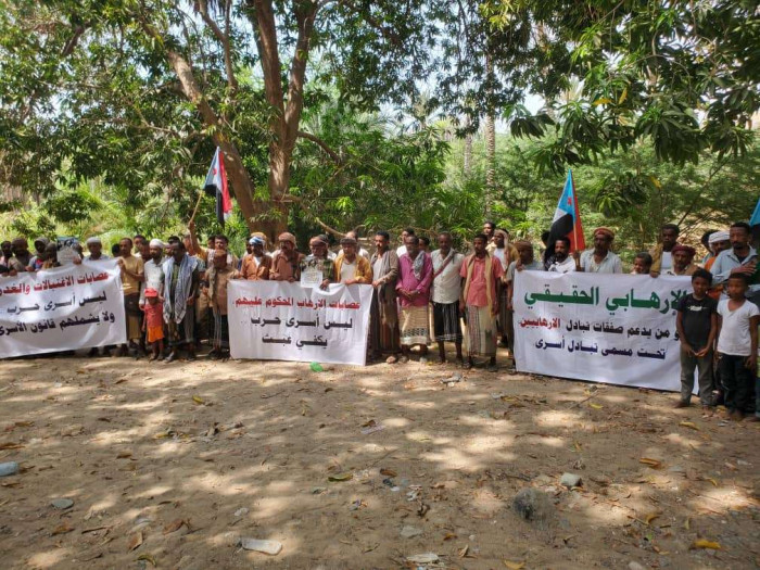 جماهير أرياف المكلا تحذر من تمرير صفقة إطلاق سراح إرهابيين