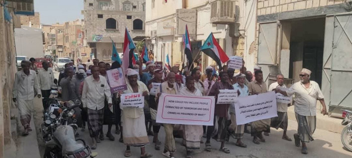وقفة في تريم للمطالبة بالخدمات وتنديدا بصفقة الأسرى المشبوهة وقفة في تريم للمطالبة بالخدمات وتنديدا بصفقة الأسرى المشبوهة