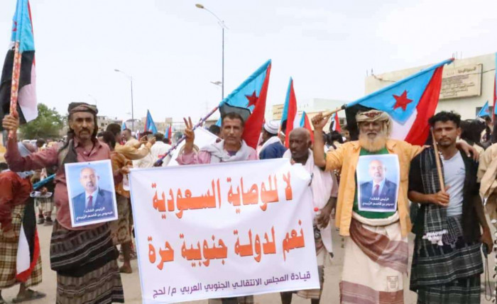 شهدت محافظة لحج، اليوم الخميس، مسيرة جماهيرية سلمية تبعتها وقفة احتجاجية أمام مبنى السلطة المحلية، ضمن برنامج التصعيد الشعبي، بدعوة من المجلس الانتقالي الجنوبي العربي.. شاركت قيادات المجلس، وممثلي منسقية الجامعة والاتحادات والنقابات وقطاع المرأة، إلى جانب حشود كبيرة من أبناء المحافظة، في المسيرة التي انطلقت من ساحة التحرير والاستقلال بمدينة الحوطة، يتقدمها القائم بأعمال نائب رئيس الهيئة التنفيذية للمجلس في لحج، أنيس العجيلي. التصعيد الشعبي الجنوبي افراج السعوديه للارهابيين مرفوض المشهد العربي للتفاصيل. اقرأ المزيد من المشهد العربي 